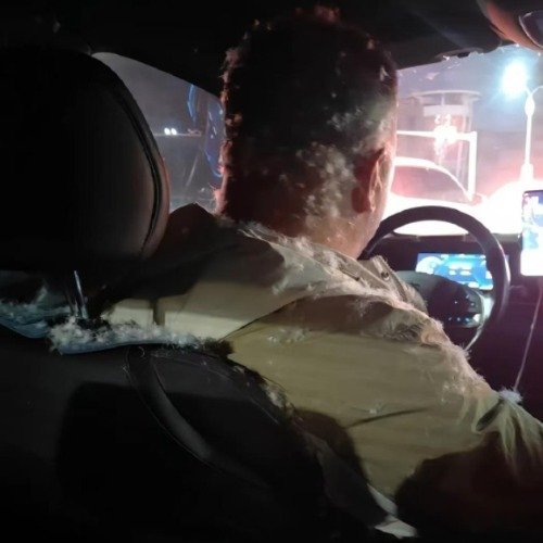 他一上車外套竟炸出大量羽絨!司機「滿頭白毛」網笑噴:拉了一朵蒲公英