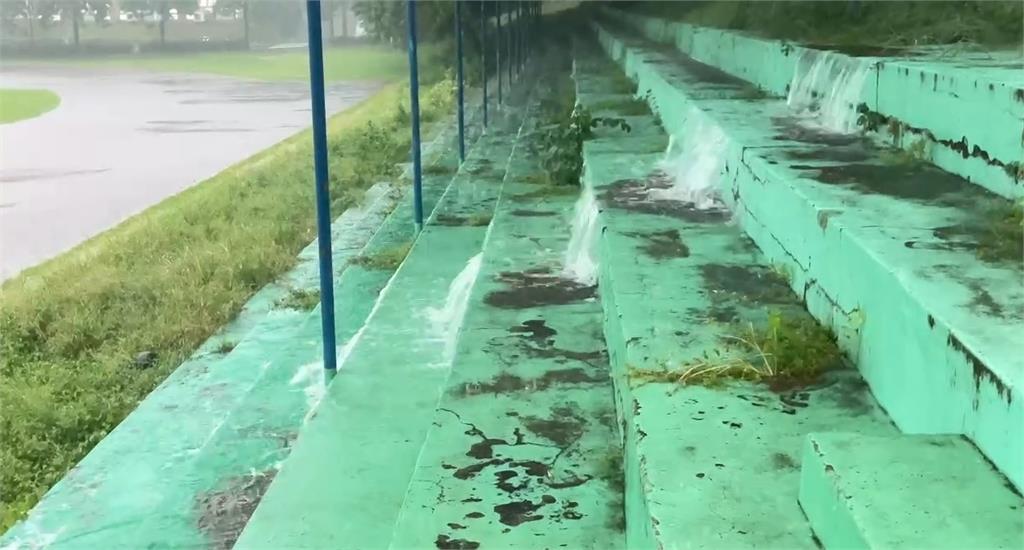 比颱風天更像颱風！　雨彈轟炸南投市區「積水達30公分」