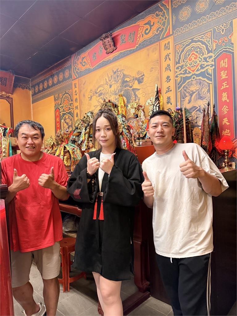 草爺斥資百萬創YouTuber「看你老墓」司徒建銘不畏禁忌，以孝道精神掃墓追思