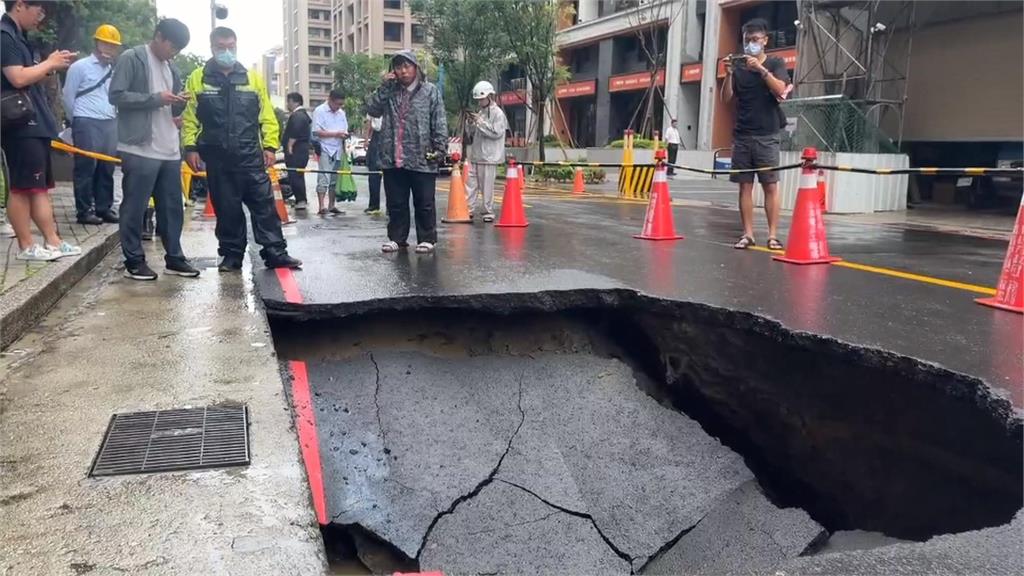 雨彈狂炸高雄! 仁武區馬路成汪洋 鳳山驚現「3公尺巨大天坑」
