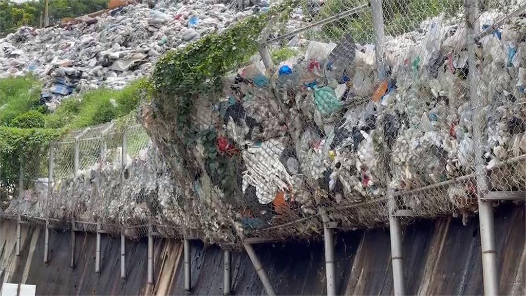 恐怖！垃圾堆滿整個山坡　「店子湖掩埋場」垃圾量逾百萬噸