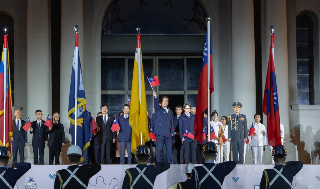 快新聞/府前元旦升旗登場!賴清德手持小國旗現身唱國歌 鄭麗文披紅圍巾、與賴零互動