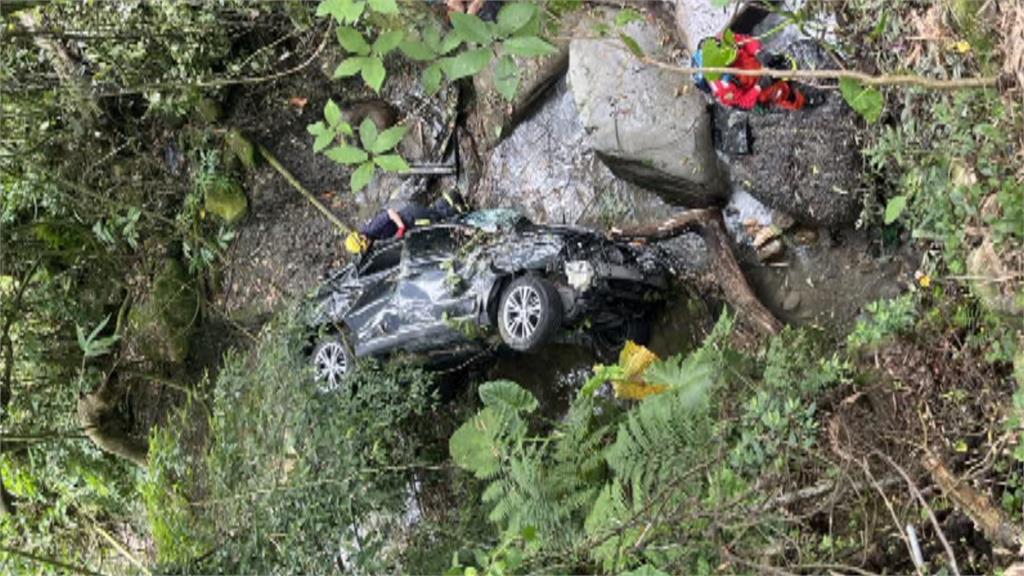 台中東勢大雪山林道意外! 「車墜10米深谷」2人傷