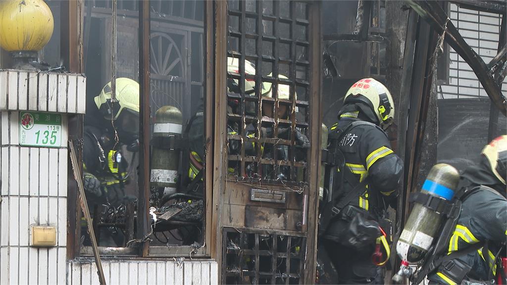 內湖公寓火警! 疑落選4屆里長家惹禍 一樓「全面燃燒」救出受困5人