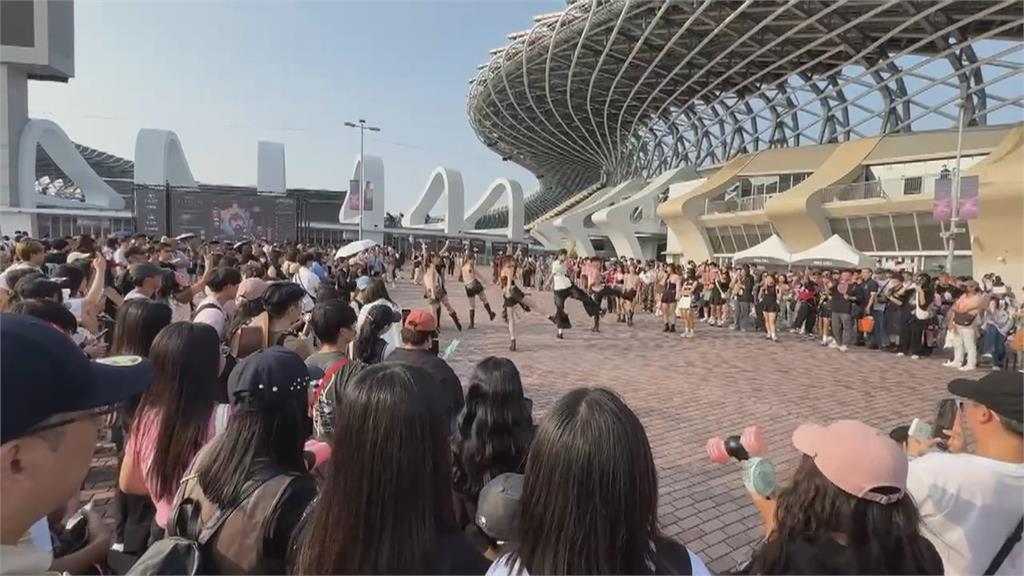 BLACKPINK高雄開唱! 粉絲穿黑粉色衣 舞團場外熱鬧應援