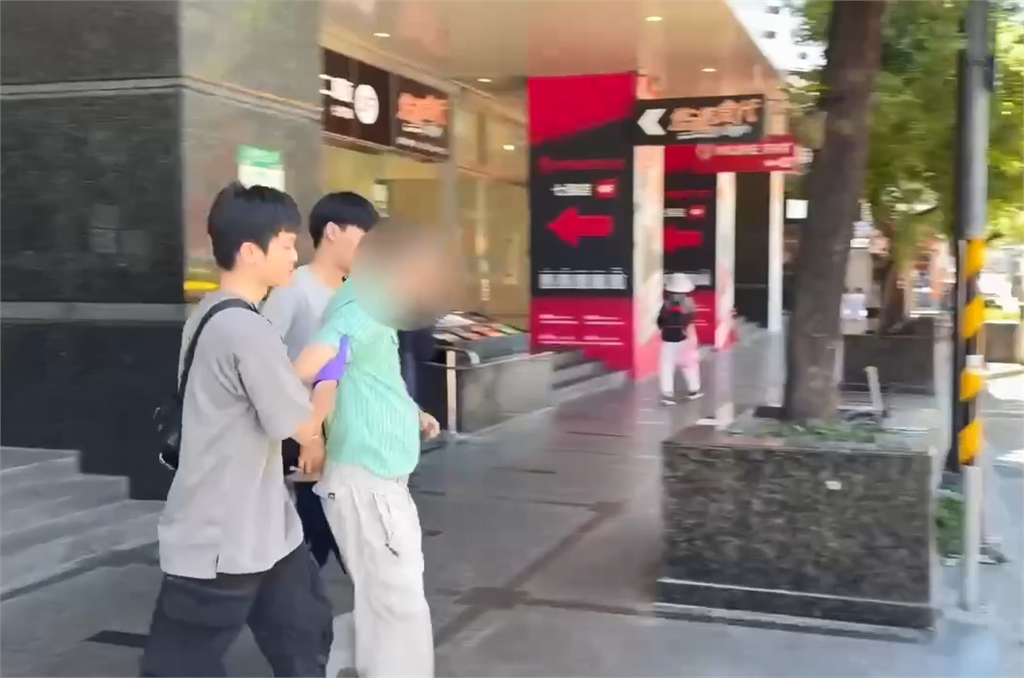快新聞／新店凌晨火燒車「延燒民宅」！63歲車主涉縱火釀8傷　警火速逮人