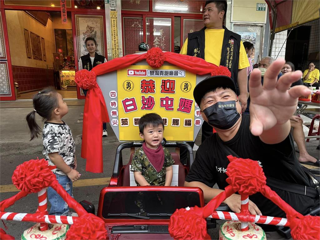 恭迎白沙屯三媽祖！達人改造兒子玩具車　豪華頂規迎「粉紅超跑」萌翻網　