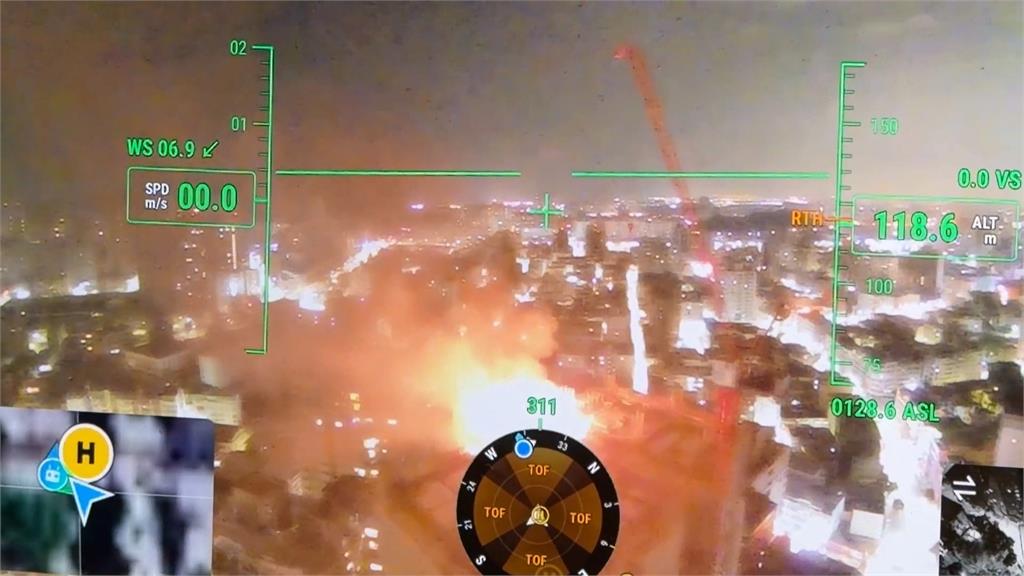 高雄興建中30層豪宅大樓火警　消防背25~35公斤裝備爬26樓