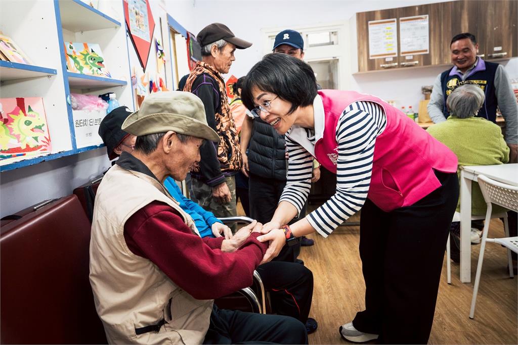 快新聞/蘇巧慧、伍麗華牽線會計師公會做公益 前進原民據點贈白米