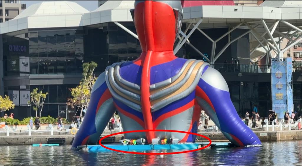 冬日遊樂園超人力霸王民眾瘋拍照　姿勢不端正隨時待命救援