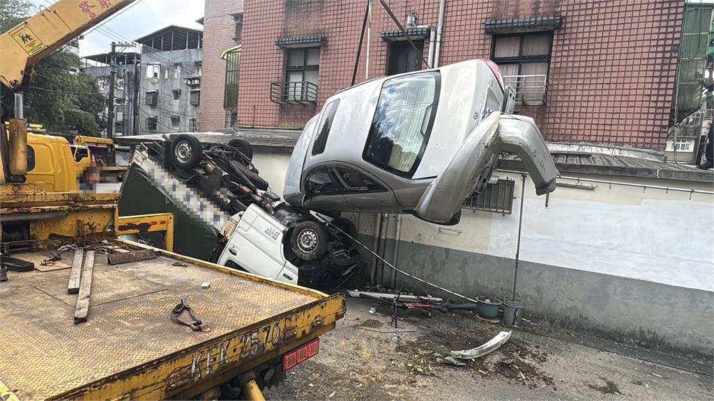 最新／北市驚傳連撞三車衝入民宅！小客車側翻　疊貨車前輪