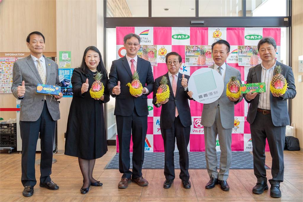 翁章梁縣長捐贈賽錢箱 丸久超市推廣鳳梨