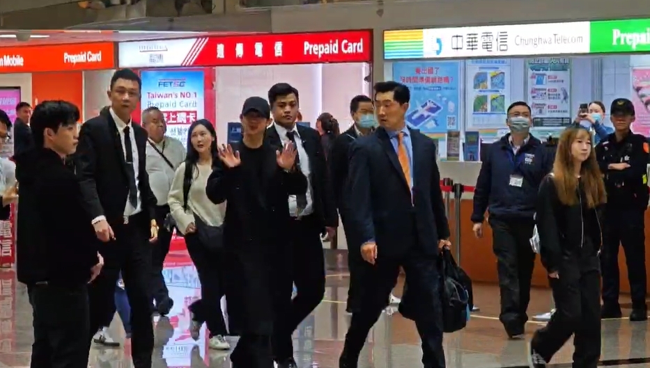 快新聞/丁海寅到台灣了!面帶笑容向接機粉絲打招呼 簽名來者不拒畫面曝