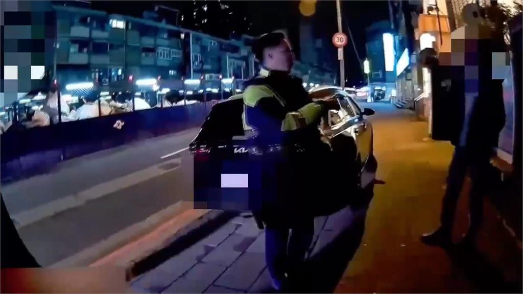 轎車突切車道被按喇叭 駕駛反怪對方亂叭嗆:去撞牆啦