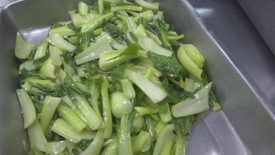 嗑火鍋梭哈青菜剩一片才看到「黑色沙子」!細看他嚇傻:一堆蟲還在爬