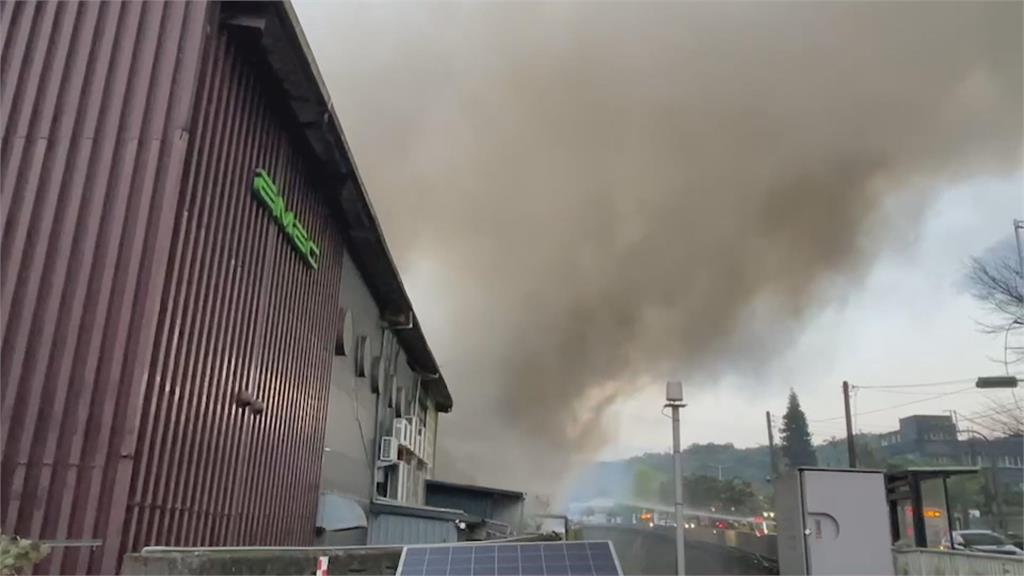大武崙工業區鋰電池包裝廠大火　濃煙直竄