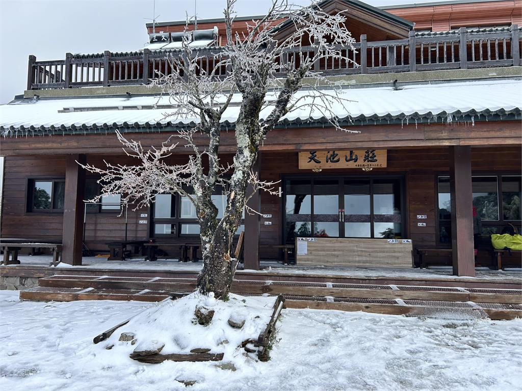 寒流發威！中台灣高山變白頭　雪山３６９山莊積雪達３０公分