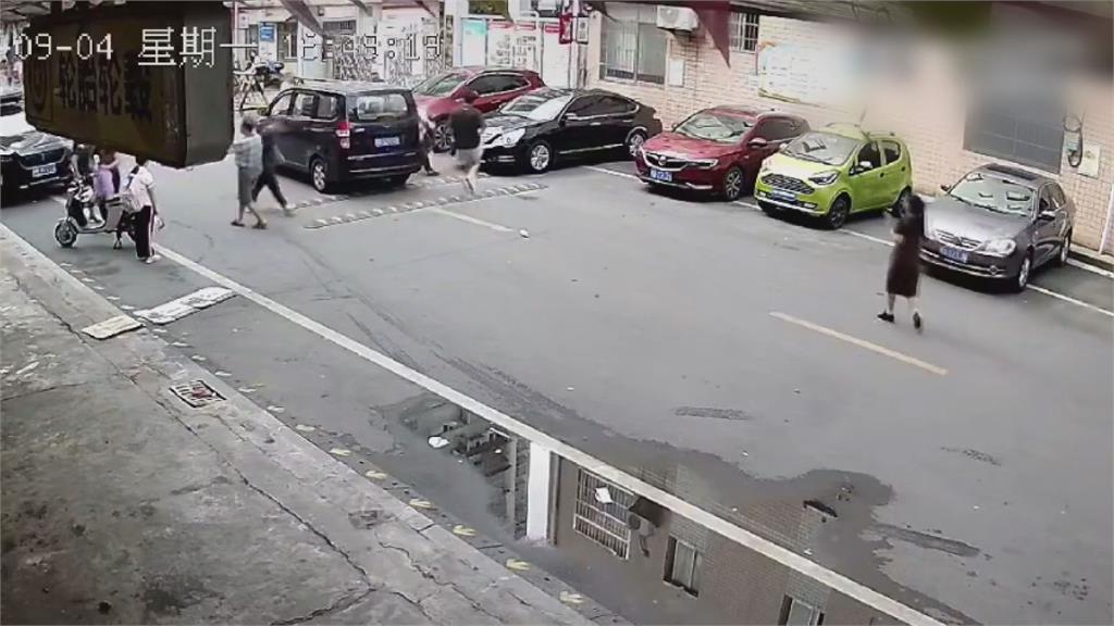 蹲路中間整理書包！中國女童遭廂型車捲車底　驚悚瞬間曝光引網議