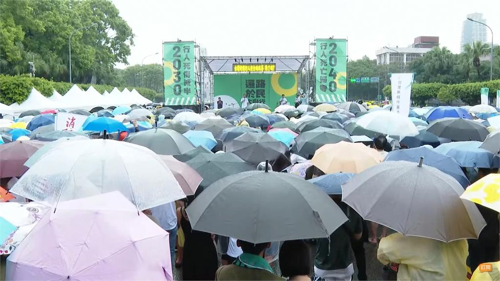 大雷雨中「還路於民大遊行」 王國材親自鞠躬道歉