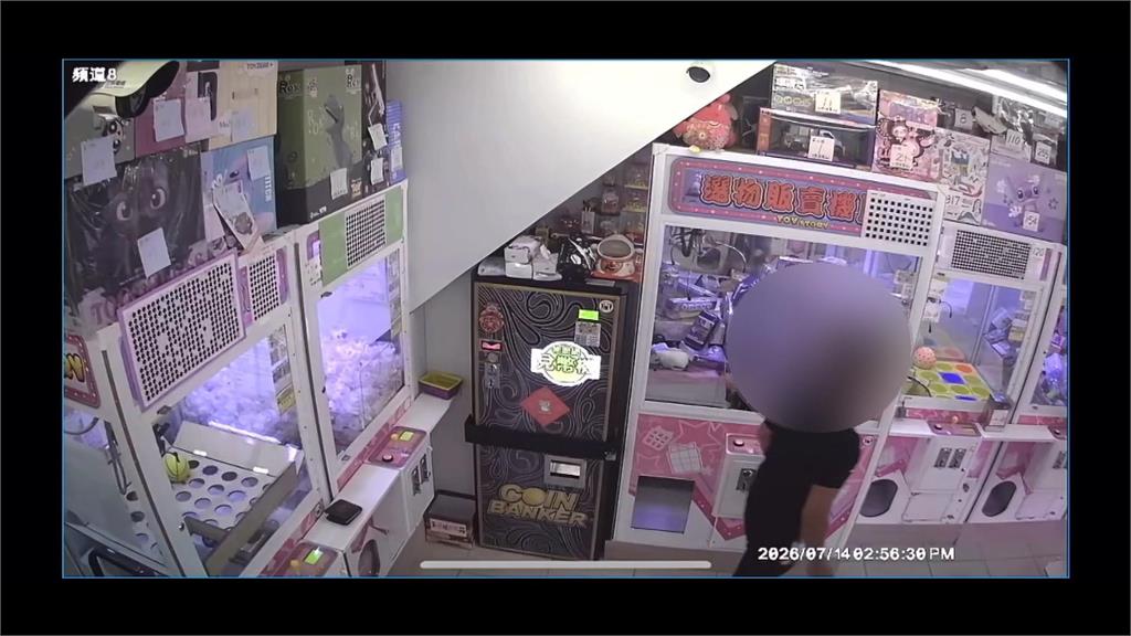皮夾遺留娃娃機台！男子見無人「偷走現金」全被拍下