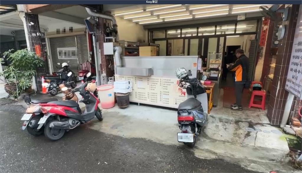 停車問題爆衝突！隔壁房東兒和鴨肉店業者爆衝突。