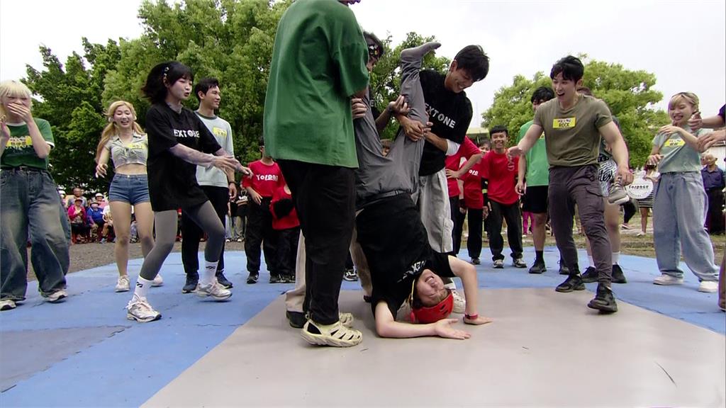 《綜藝大集合》綜藝天王胡瓜「頭轉」來真的！頭脹紅、鞋子不見