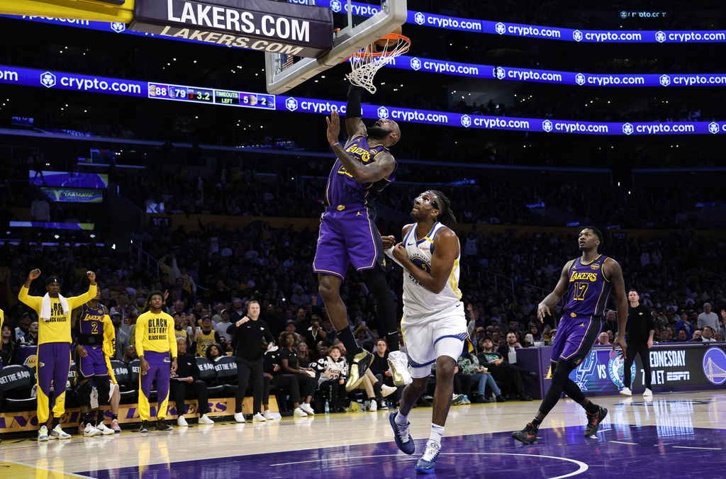 NBA(影)/40歲詹皇3分球連飆! 42分17籃板8助攻準大三元湖人擊敗勇士