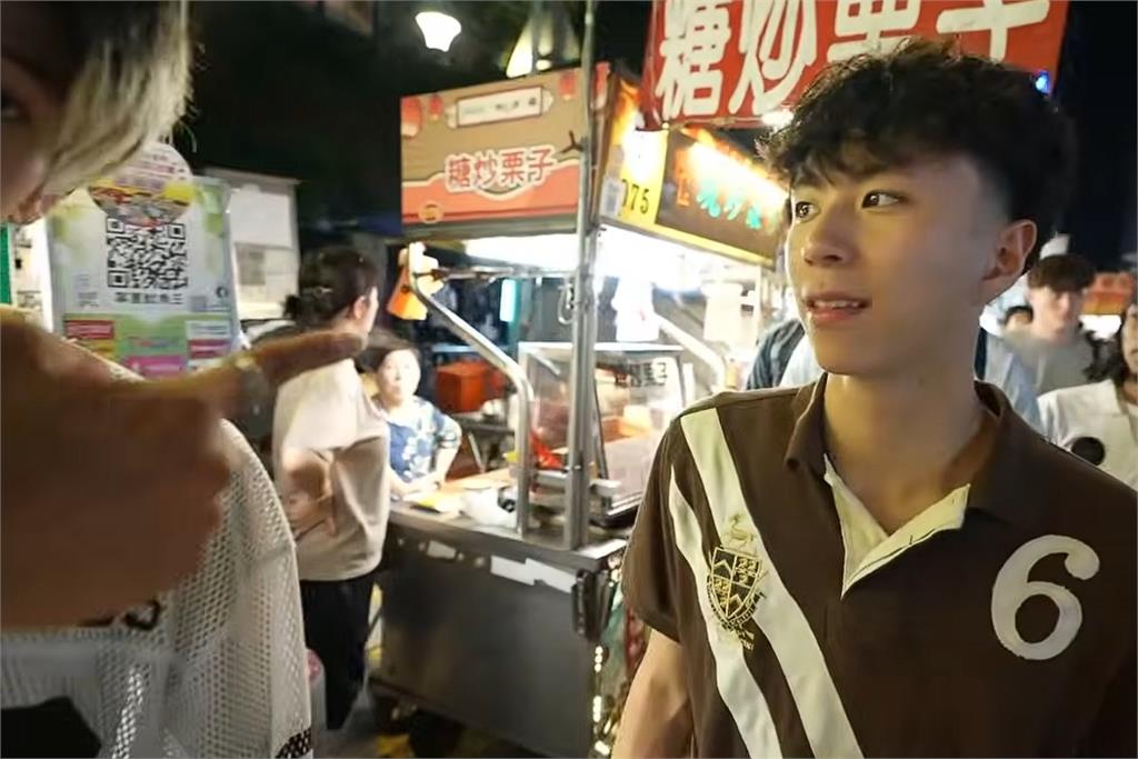 逛夜市遭嗆「假中國人」！Ray當場「爆1句」挑釁者被嚇跑　網看驚：台灣最強高中生