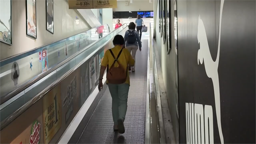 最新／台中又停電！家樂福文心店漆黑一片　民眾摸黑用餐畫面曝