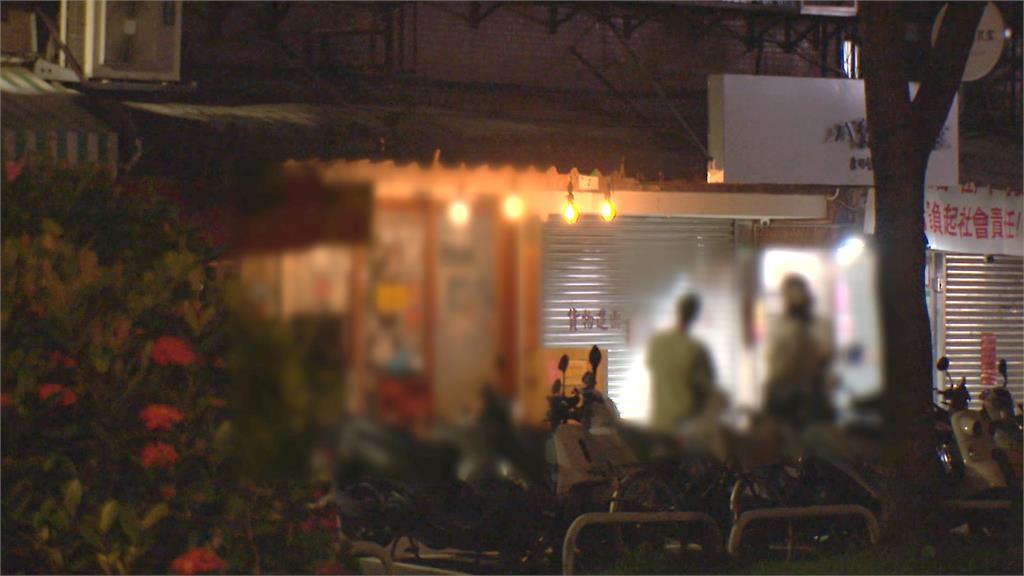 控燒烤店縱容酒醉客喧嘩 社區「掛白布條」抗議