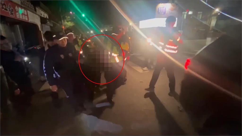 最新／驚悚畫面曝光！金山毒駕男「持雙刀」作勢隨機攻擊　警圍捕抓到了