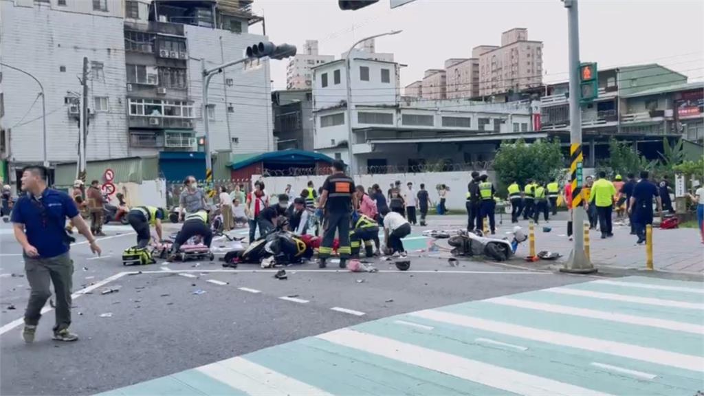 三峽車禍釀3死!女學生站路中「與死神擦肩而過」:再走一步就被撞上去