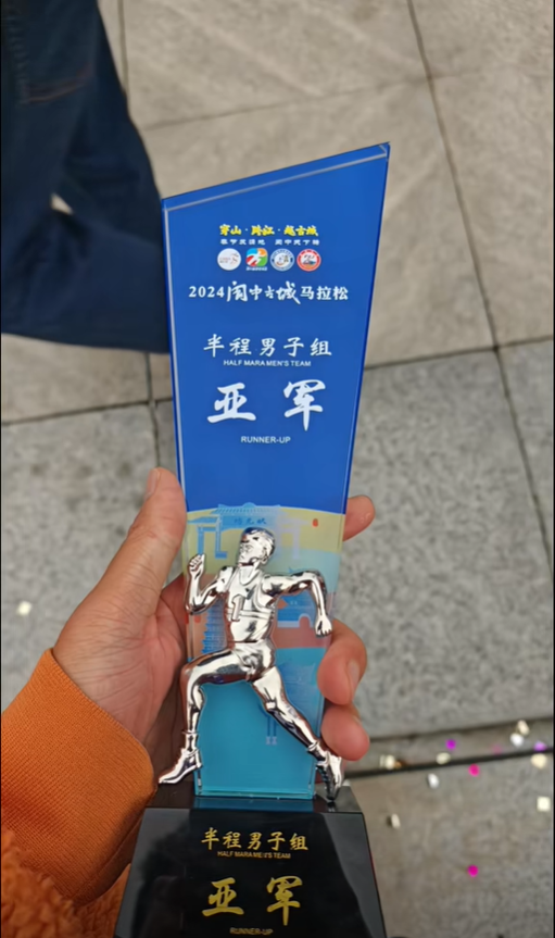 馬拉松終點前鬆懈「提前慶祝」遭逆轉!中國男當場上演「川劇變臉」