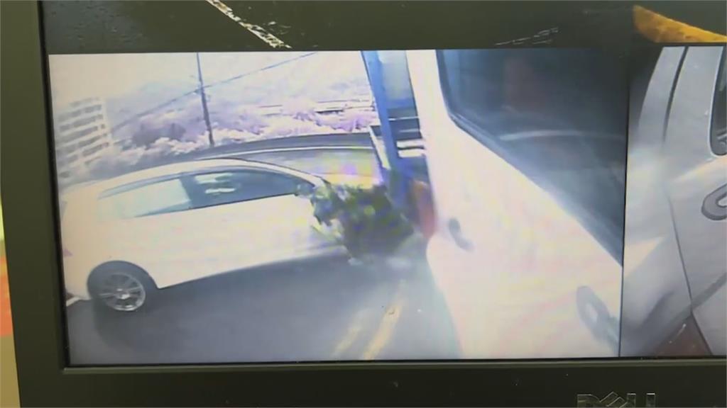 轎車撞貨車油箱柴油灑滿地 警消憂發生火災封鎖道路