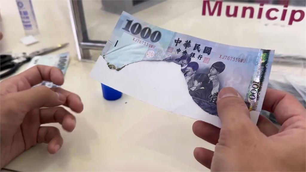 台南騎士皮夾墜軌鈔票遭輾半　「這原因」3600元剩1800元