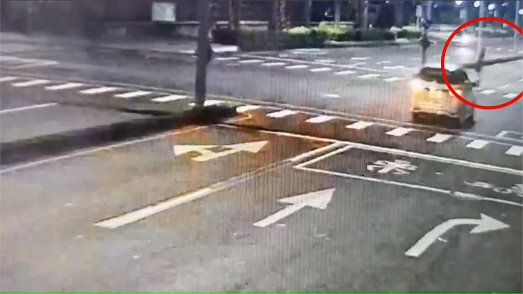 女子闖燈過馬路遭計程車高速撞擊不治　　肇事駕駛下跪道歉