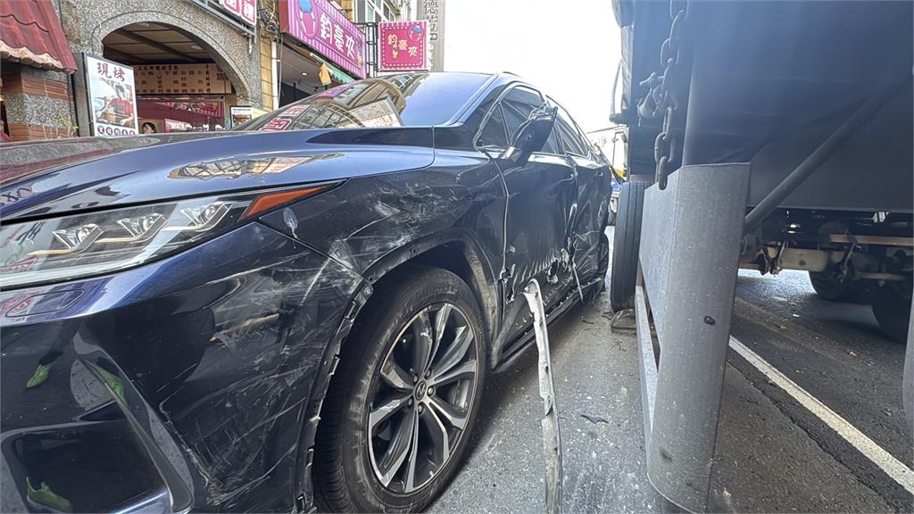 快新聞/車道縮減互不相讓?宜蘭頭城「阿宗冰店前」4車撞一團 藍議員也受害