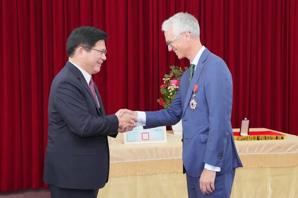 快新聞/AIT副處長柯傑民即將離任 林佳龍頒贈「睦誼外交獎章」