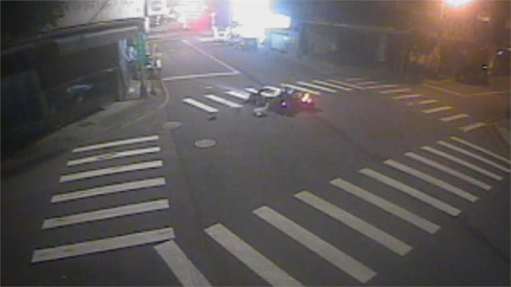 台中凌晨路口兩機車碰撞 男騎士聽聞對方疑斷手竟跑了!