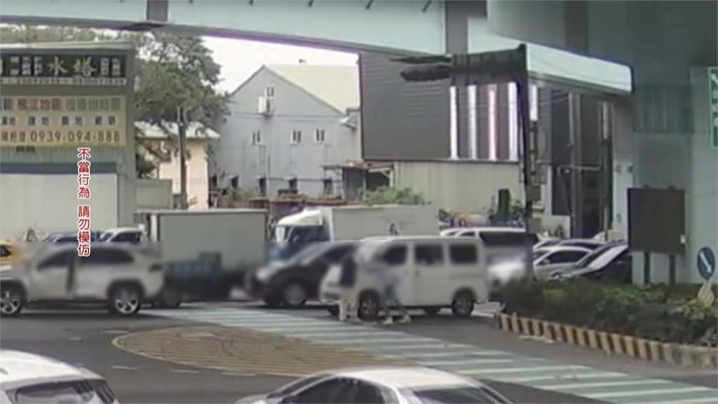 利用塞車時間互毆？　2男疑為爭道爆行車糾紛　下車釘孤枝