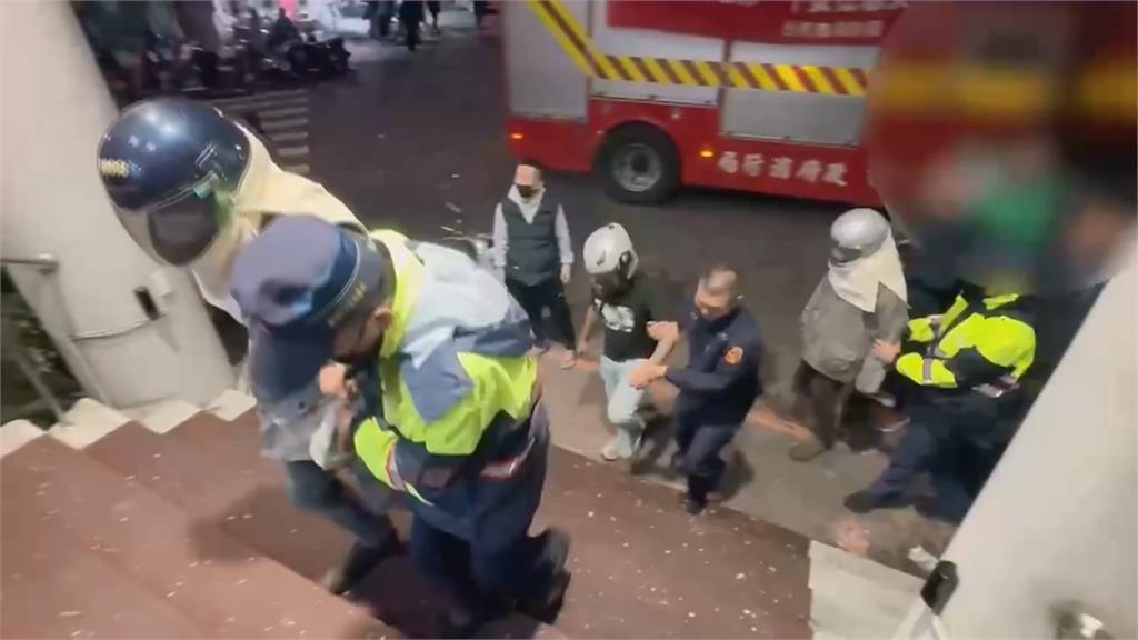 元宵盛事! 台南鹽水蜂炮爆火氣 疑酒醉衝突打群架