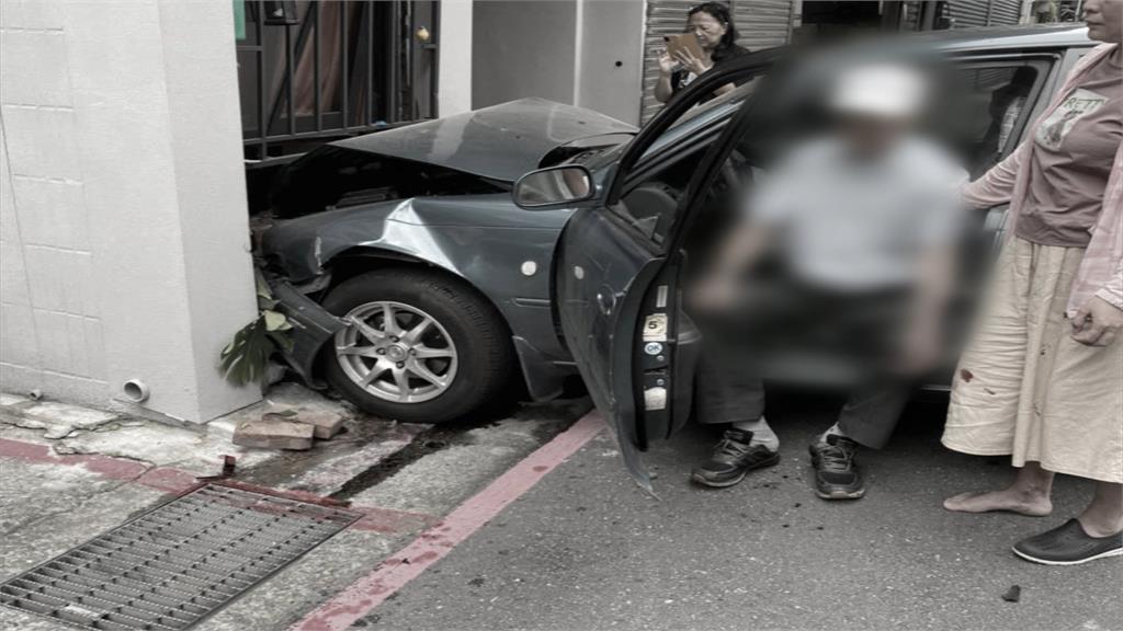 北市8旬老翁開車暴衝 "直插民宅"外牆撞破大洞