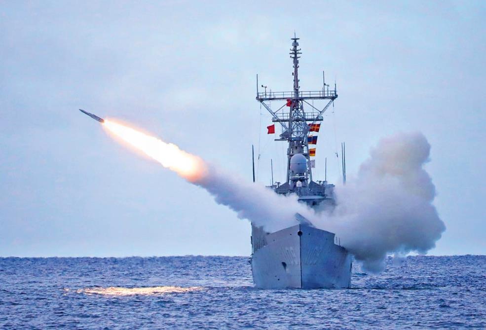 釣客撞見「巨大黑物上浮」影片外流!驚見「青天白日國旗」網嚇爛:超鬼
