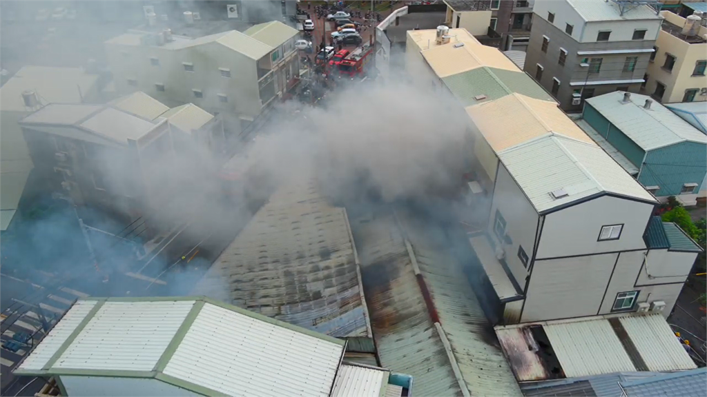 最新／台南鐵皮倉庫失火！延燒周邊2建物　濃煙密布畫面曝