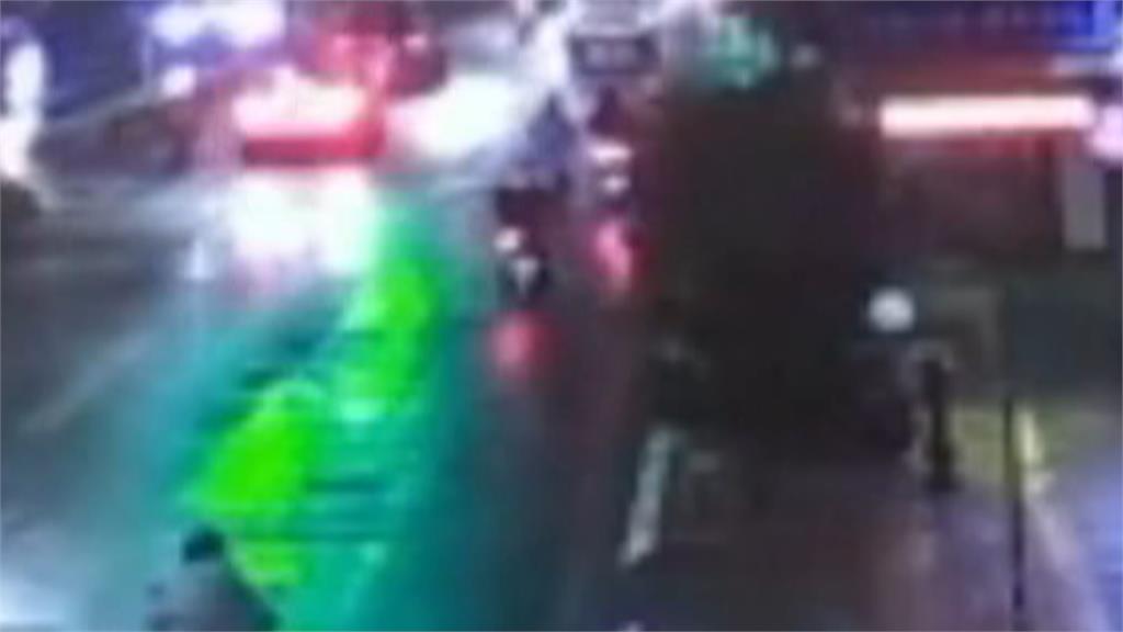 違規被按喇叭「嚇到犁田」！　惱羞哥衝回家拿西瓜刀追人