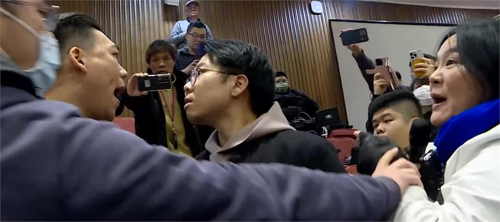 傅崑萁助理帶違禁品入場遭包夾!陳玉珍「坦克式救場」下秒綠委尖叫:不要打人