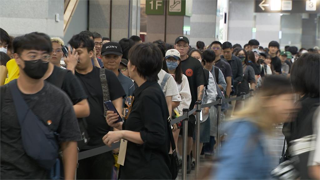 文博會週末擠爆！　　粉絲「看到就拿」搶購限量商品