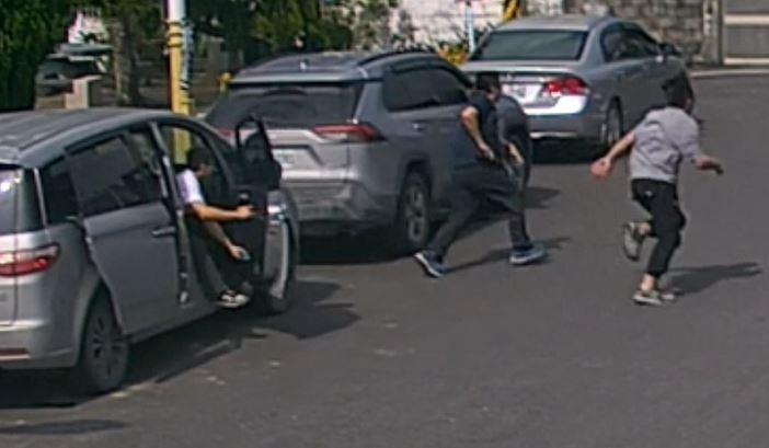 通緝犯拒捕持刀襲警、隨機劫車 逃亡多日終於落網