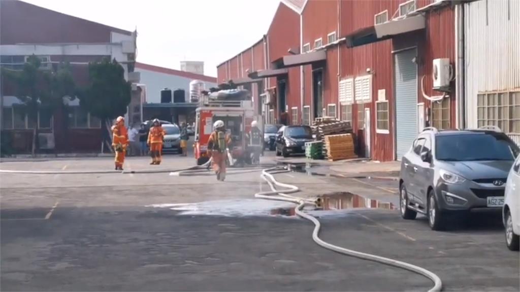 新屋鐵皮工廠火警　濃煙竄天　消防拉水線灌救