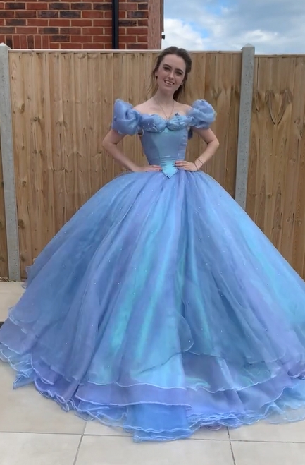 從迪士尼走出來！英正妹為圓公主夢親製禮服　「裙片過10層」穿衣影片曝